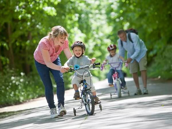 Поддерживаем ребенка при первом катании на велосипеде