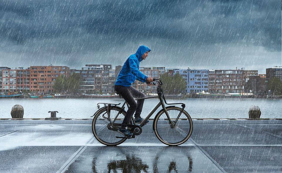 Как выглядит велосипедист в дождь