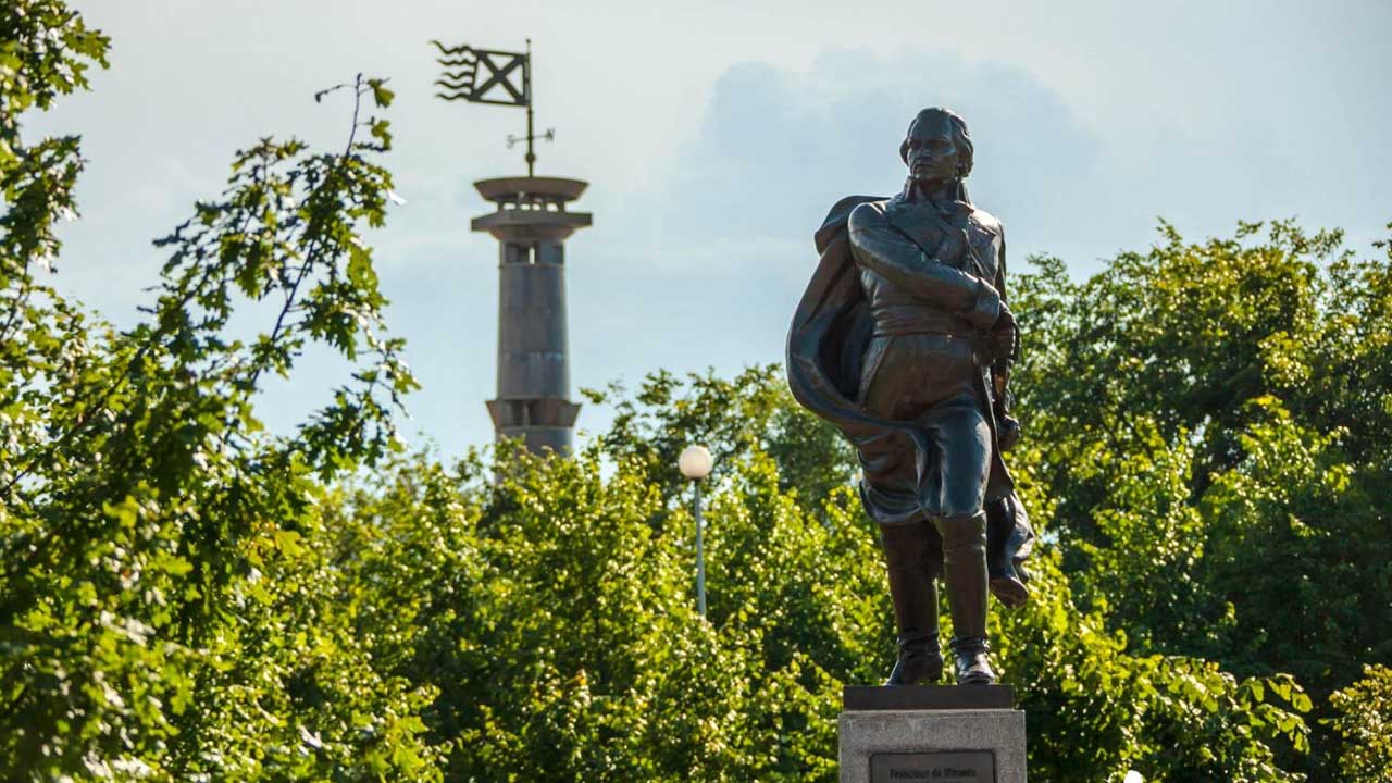 бронзовый памятник Франсиско де Миранда в парке Трехсотлетия